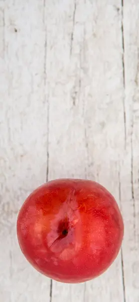 Ameixas vermelhas japonesas — Fotografia de Stock