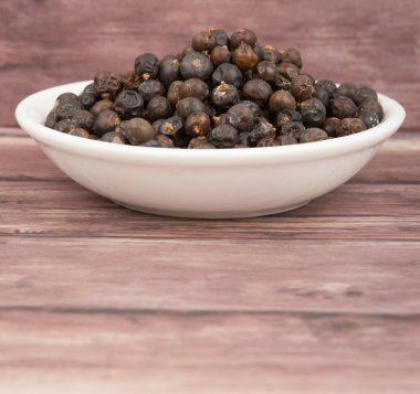 Ardıç meyveleri kurutulmuş