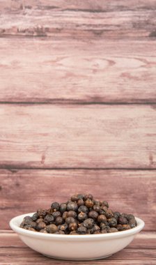 Ardıç meyveleri kurutulmuş