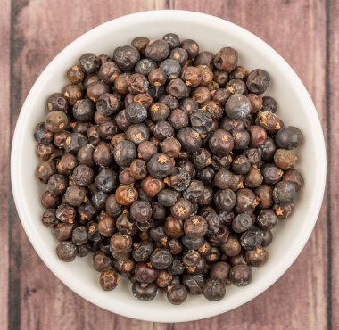 Ardıç meyveleri kurutulmuş