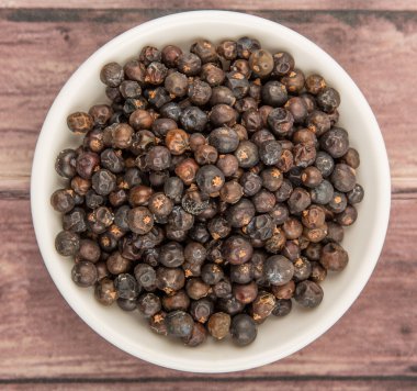 Ardıç meyveleri kurutulmuş