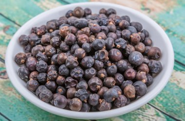 Ardıç meyveleri kurutulmuş