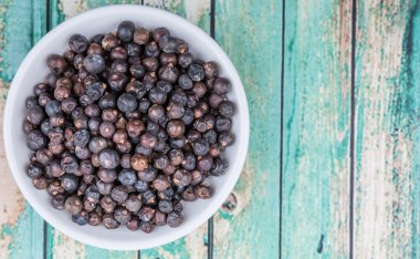 Ardıç meyveleri kurutulmuş