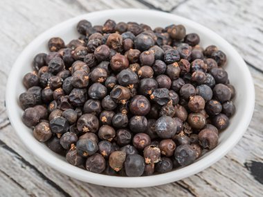 Ardıç meyveleri kurutulmuş