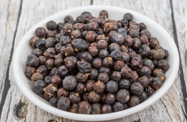 Ardıç meyveleri kurutulmuş