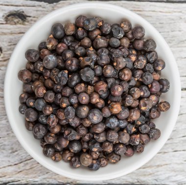 Ardıç meyveleri kurutulmuş