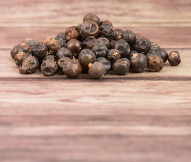 Ardıç meyveleri kurutulmuş