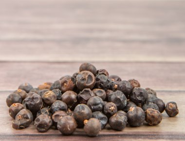 Ardıç meyveleri kurutulmuş