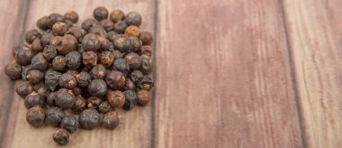 Ardıç meyveleri kurutulmuş