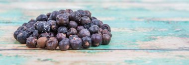 Ardıç meyveleri kurutulmuş