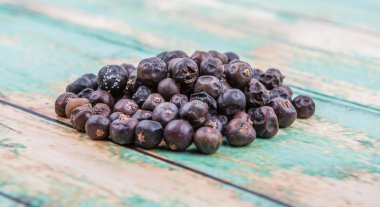 Ardıç meyveleri kurutulmuş