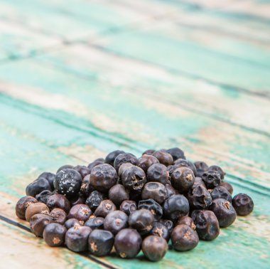 Ardıç meyveleri kurutulmuş