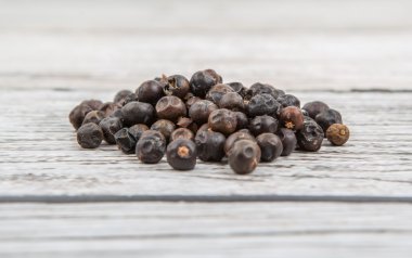 Ardıç meyveleri kurutulmuş