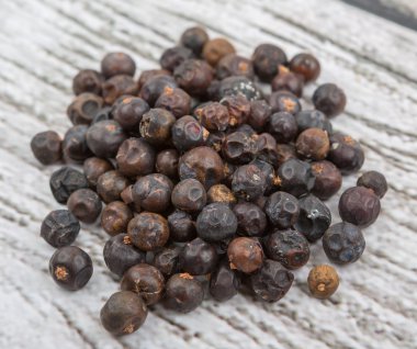 Ardıç meyveleri kurutulmuş