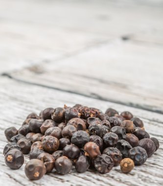 Ardıç meyveleri kurutulmuş