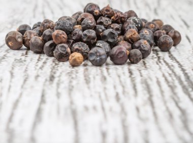 Ardıç meyveleri kurutulmuş