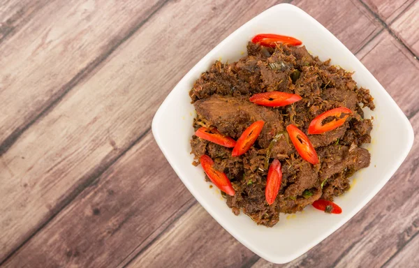 Малайзійський блюдо Rendang Tok або яловичина сухий тушковані — стокове фото