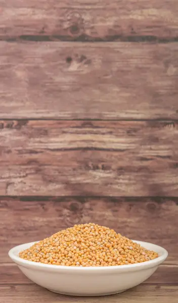 Hardal tohumu beyaz kase — Stok fotoğraf