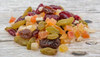 Karışık kuru meyve parçaları 