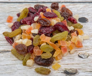 Karışık kuru meyve parçaları 