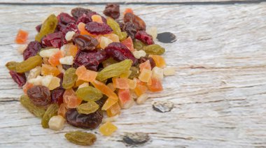 Karışık kuru meyve parçaları 
