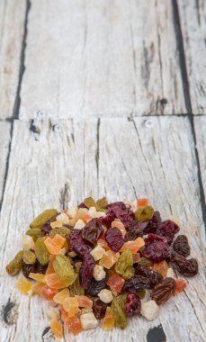 Karışık kuru meyve parçaları 