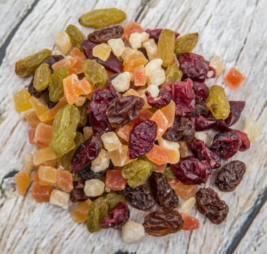 Karışık kuru meyve parçaları 