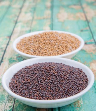 Sarı ve kahverengi hardal tohumu