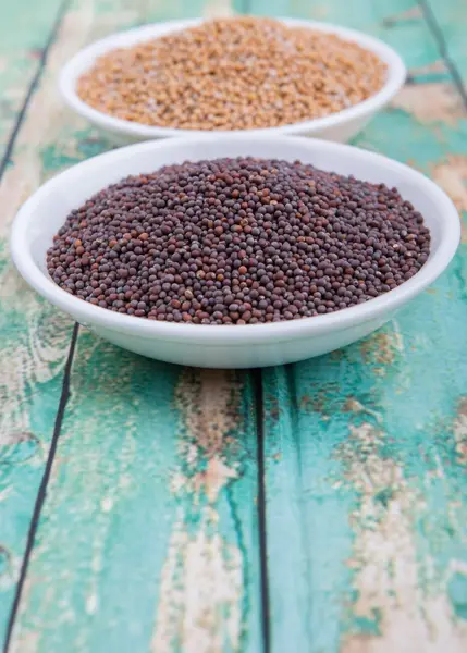 Sarı ve kahverengi hardal tohumu