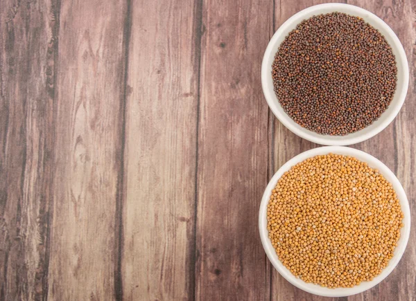 Yellow and brown mustard seeds — Stock Photo, Image