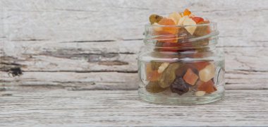 Karışık kuru meyve parçaları