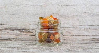 Karışık kuru meyve parçaları