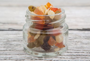 Karışık kuru meyve parçaları