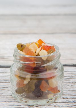 Karışık kuru meyve parçaları