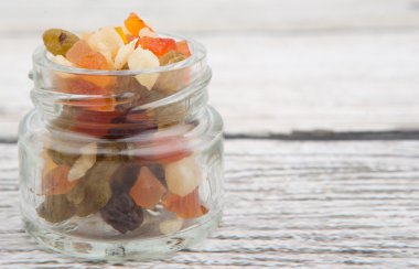 Karışık kuru meyve parçaları