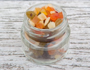 Karışık kuru meyve parçaları