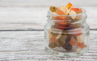 Karışık kuru meyve parçaları