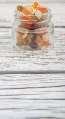 Karışık kuru meyve parçaları