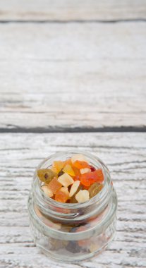 Karışık kuru meyve parçaları