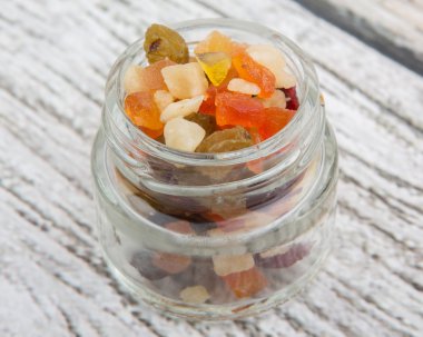 Karışık kuru meyve parçaları