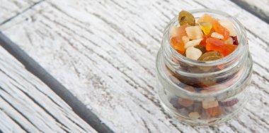 Karışık kuru meyve parçaları