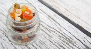 Karışık kuru meyve parçaları