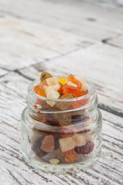 Karışık kuru meyve parçaları