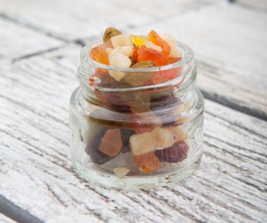 Karışık kuru meyve parçaları