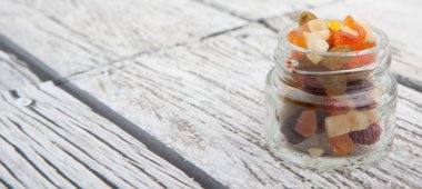 Karışık kuru meyve parçaları