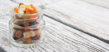 Karışık kuru meyve parçaları