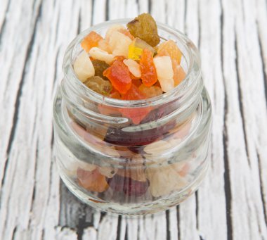 Karışık kuru meyve parçaları