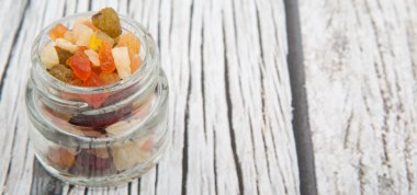 Karışık kuru meyve parçaları