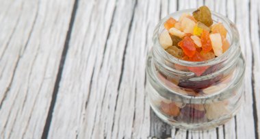 Karışık kuru meyve parçaları