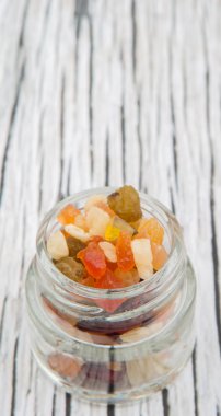 Karışık kuru meyve parçaları